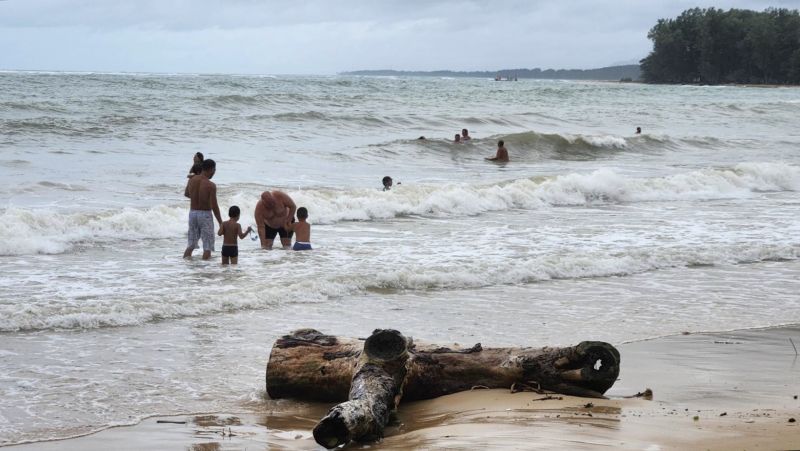 เร่งค้นหาหนุ่มคาซัคสถานลงเล่นน้ำหาดในยางคลื่นซัดจมหายต่อหน้าเพื่อนสาวที่เพิ่งรู้จัก