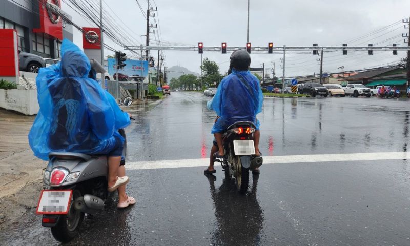 เจ้าท่าเตือนเรือเล็กงดออกทะเลเปิด เหตุคลื่นสูงลมแรง บริเวณฝนตกคลื่นสูงกว่า 3 เมตร