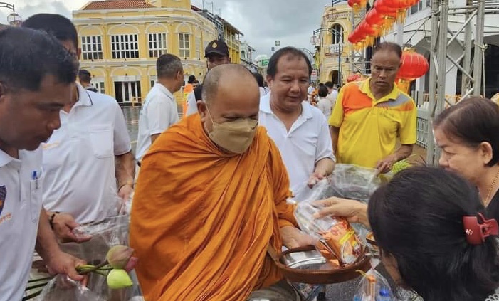 พระราชวัชรสุทธิวงศ์นำพระณรงค์และพระสงฆ์รวม 15 รูป ออกรับบิณฑบาตในเมืองภูเก็ต