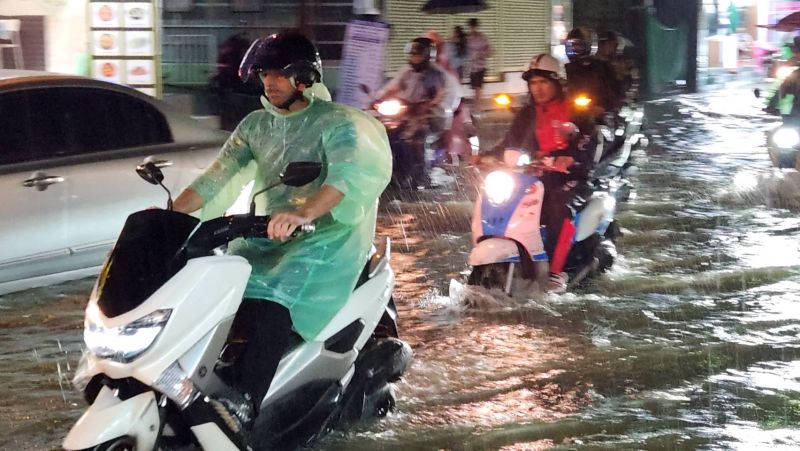 ภูเก็ตฝนตกต่อเนื่อง ทำให้น้ำท่วมถนนหลายสายในเมืองป่าตอง