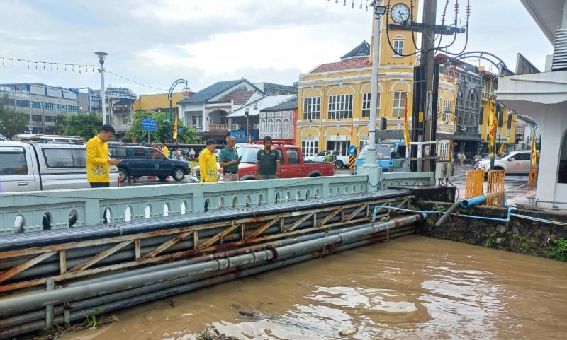 ทน.ภูเก็ตติดตามสถานการณ์น้ำในคลองบางใหญ่ที่เพิ่มสูงขึ้น หลังฝนตกหนักหลายพื้นที่