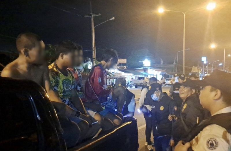 บุกค้นหมู่บ้านชาวไทยใหม่ ราไวย์ จับ 5 หนุ่มมีพิรุธกระวนกระวาย สารภาพเสพยาบ้า