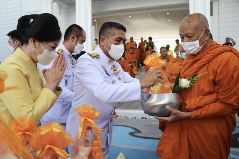 ผู้ว่าฯ นำข้าราชการและพสกนิกรภูเก็ตร่วมพิธีทำบุญตักบาตรถวายพระราชกุศล วันนวมินทรมหาราช