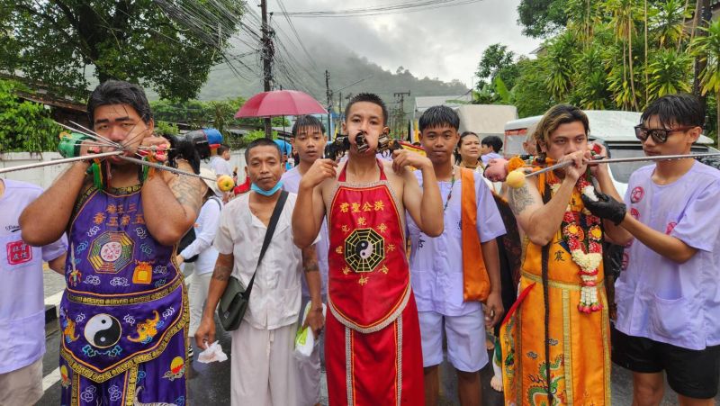 ขบวนแห่พระรอบเมืองอ๊ามสะปำ-บางคู ประเพณีถือศีลกินผักภูเก็ต คึกคัก ชุ่มฉ่ำสายฝน