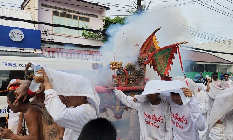 แห่พระรอบเมืองอ๊ามสามกองคึกคัก ม้าทรงทิ่มแทงร่างกายหวาดเสียว