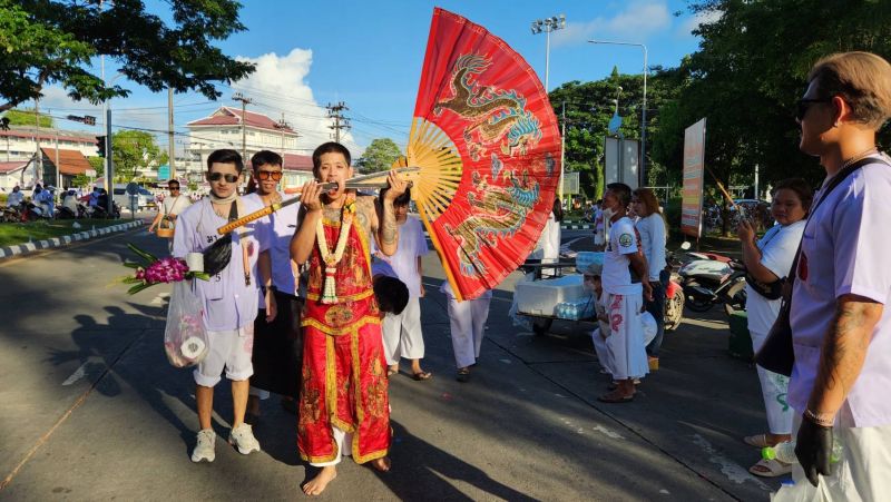 ขบวนแห่พระรอบเมืองศาลเจ้าบางเหนียวคึกคัก ม้าทรงแสดงอภินิหารใช้อาวุธทิ่มแทงร่างกาย