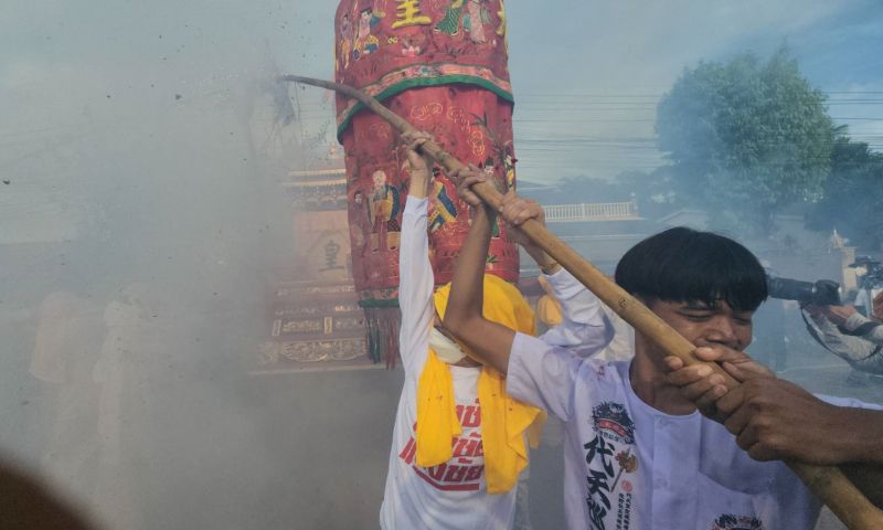 ‘ศาลเจ้าหล่อโรง’ แห่พระรอบเมืองส่งท้ายก่อนสิ้นสุดประเพณีถือศีลกินเจภูเก็ต