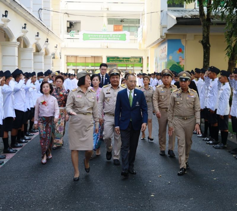 บุคลากรทางการศึกษาโรงเรียนเทศบาลปลูกปัญญาฯ รับเข็มเกียรติคุณ