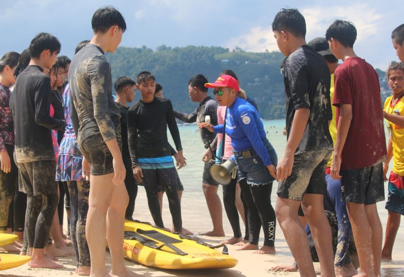 นักเรียนภูเก็ตสนุกสนานกับกิจกรรมทักษะชีวิต Life Saving ที่หาดป่าตอง
