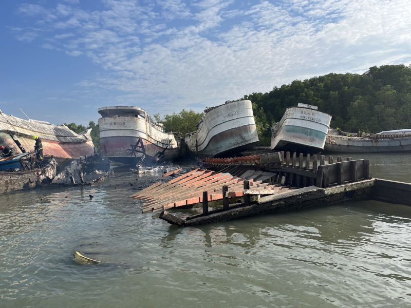 เพลิงไหม้เรือประมงเก่า 3 ลำ ที่รัษฎา เบื้องต้นยังไม่ทราบสาเหตุ