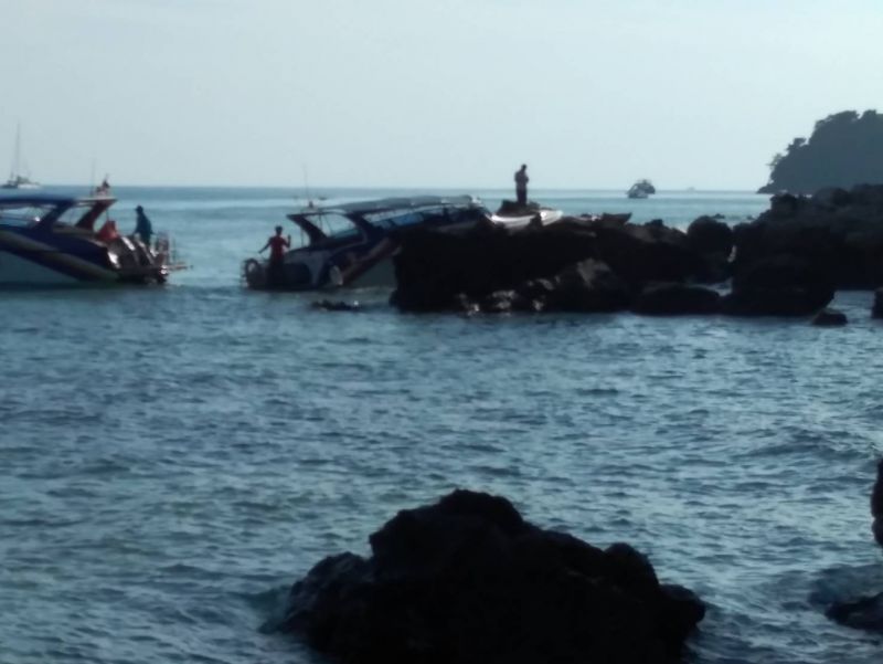 เรือสปีดโบ๊ทกลับจากพานักท่องเที่ยวไปเกาะพีพี ชนโขดหินใกล้เกาะไม้ท่อนบาดเจ็บ 9 รายสาหัส 2 ราย