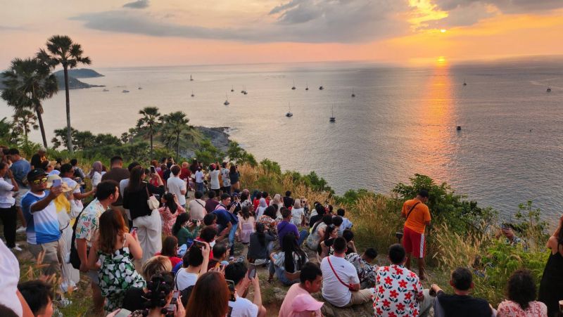 นักท่องเที่ยวทั้งไทยและเทศ แห่ชมแสงสุดท้ายแห่งปีที่แหลมพรหมเทพเนืองแน่น