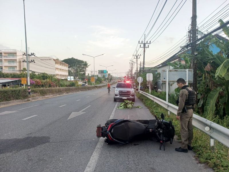 ชายชาวต่างชาติขับขี่มอเตอร์ไซค์เสียหลักล้มบาดเจ็บสาหัส สุดท้ายเสียชีวิต