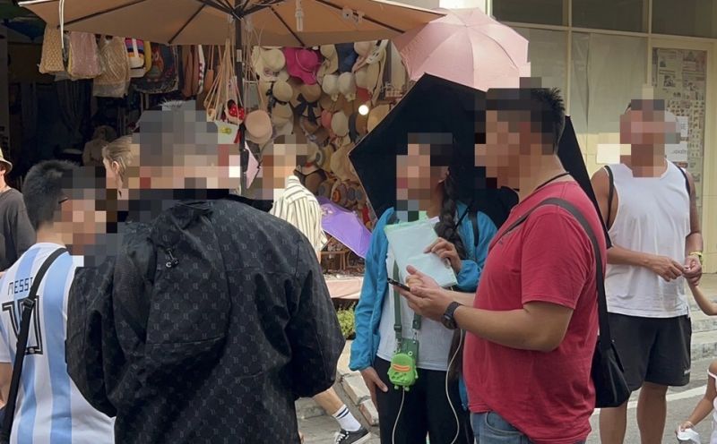 ตำรวจท่องเที่ยวจับไกด์เถื่อนแย่งอาชีพคนไทย ซอยรมณีย์ย่านเมืองเก่าภูเก็ต