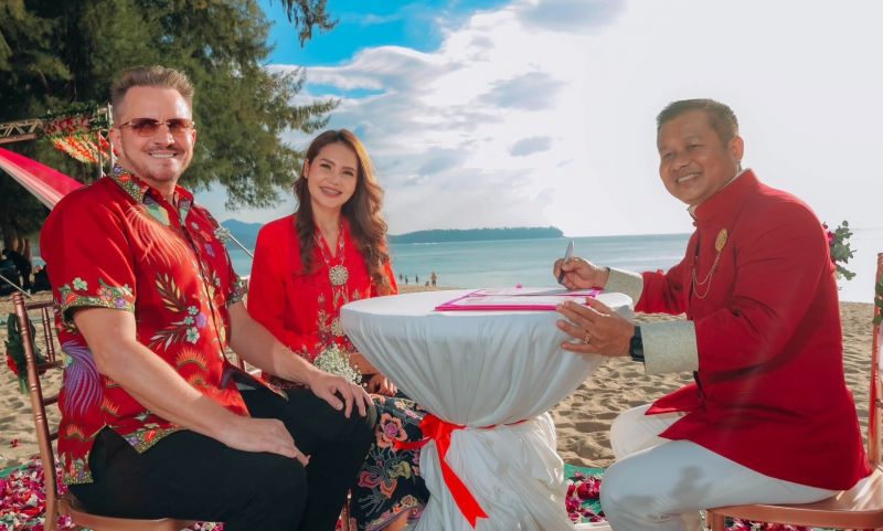 14 คู่รักชาวไทยและต่างชาติจดทะเบียนสมรส ณ หาดลายัน ความรักอบอวลเต็มพื้นที่