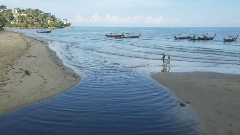 อีกแล้ว! น้ำเสียไหลลงหาดกมลา เสียภาพพจน์เมืองท่องเที่ยว ยังไม่มีหน่วยงานใดแก้ปัญหา