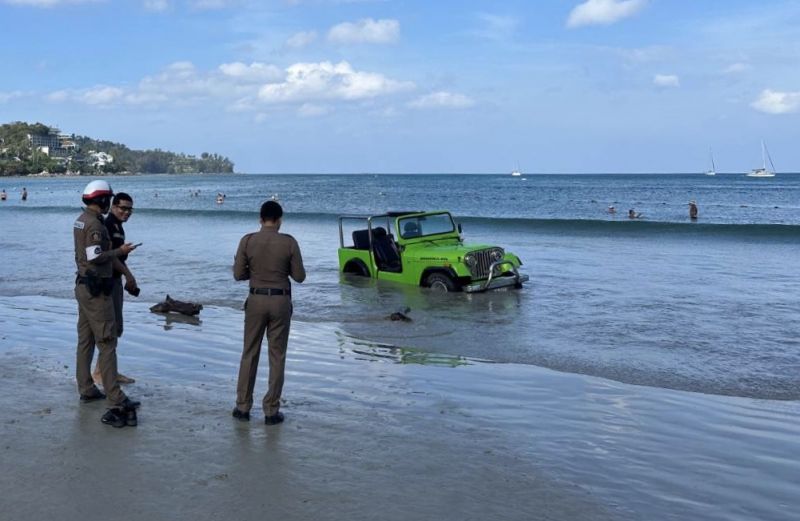 ตามหาตัวคนขับรถ Jeep ลงทะเล วุ่นวายประสานรถมายกก่อนน้ำทะเลขึ้นสูง