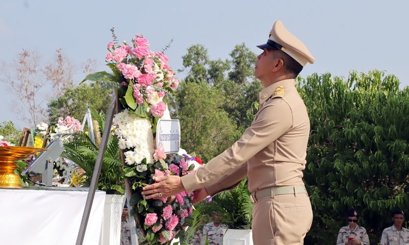 ผู้ว่าฯ เป็นประธานนำพิธีวางพวงมาลาและสดุดีวีรกรรมย่ามุกย่าจันบรรพชนผู้กล้าเมืองถลาง