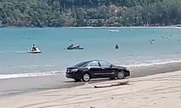 ตำรวจกมลาติดตามออกหมายเรียกคนขับเก๋งลงหาด ตรวจพบชายไทยจากต่างจังหวัดเป็นผู้ขับขี่