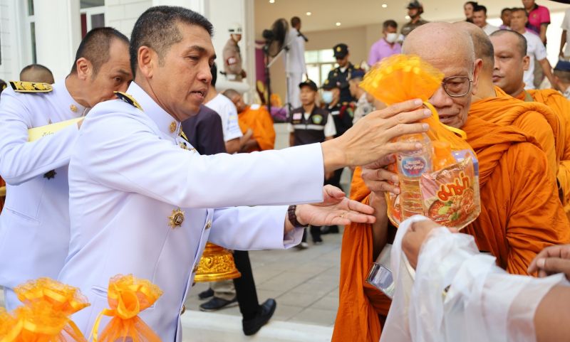 ผู้ว่าฯ นำพสกนิกรชาวภูเก็ตทำบุญตักบาตรถวายพระราชกุศล ถวายพระพรชัยมงคล 2 เมษายน