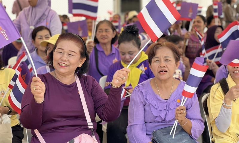 ประชาชนเฝ้ารับเสด็จฯ ’กรมสมเด็จพระเทพฯ’ ทรงเสด็จฯ เปิดห้องสมุดพร้อมปัญญา เรือนจำจังหวัดภูเก็ต