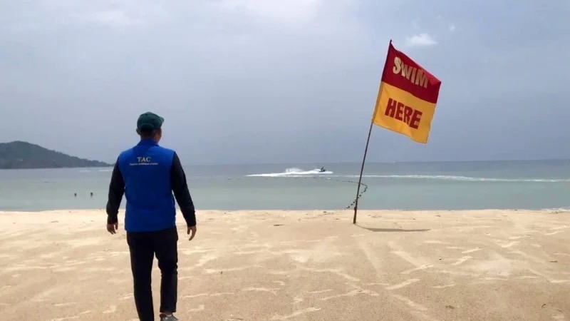 นทท.อุซเบกิสสถานฝ่าธงแดงลงเล่นน้ำได้ไม่ถึง 5 นาที จมทะเลหาดกะตะน้อยเสียชีวิต
