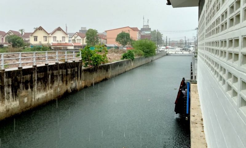 ทน.ภูเก็ต เฝ้าระวังน้ำในคลองหลังฝนตกหนัก เตือนประชาชนระวังน้ำท่วมฉับพลัน