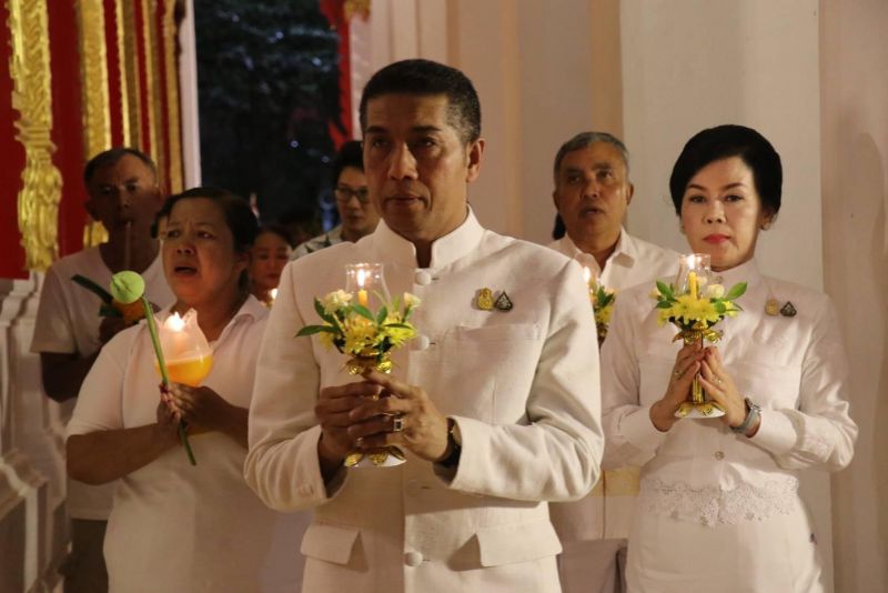 ผู้ว่าฯ นำพุทธศาสนิกชนร่วมประกอบพิธีเวียนเทียนวันวิสาขบูชา เพื่อถวายเป็นพุทธบูชา
