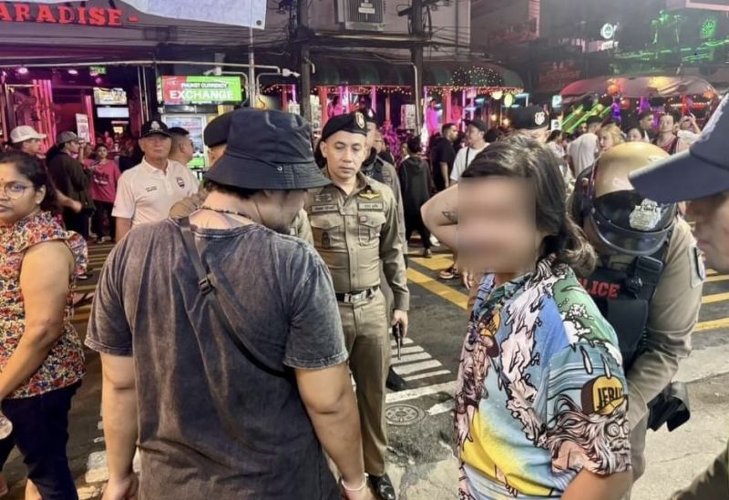 ตร.ป่าตองป้องกันเชิงรุกชวนอาสาออกเดินเท้าตรวจค้นป้องกันเหตุซอยลาว บางลา
