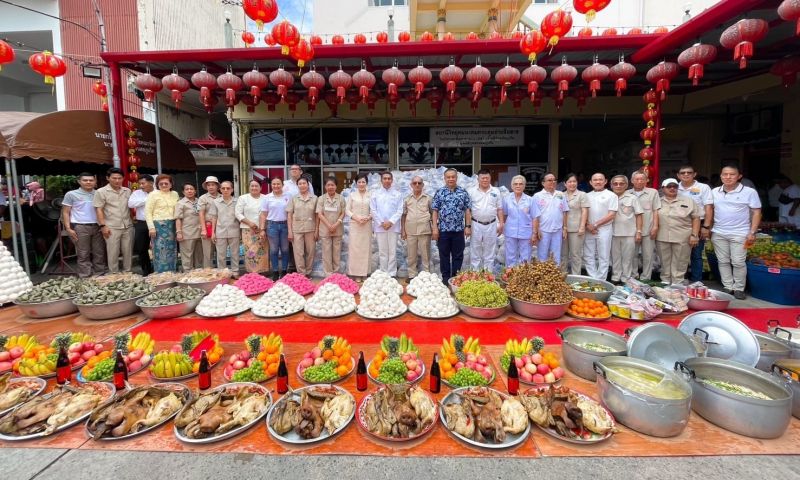 กุศลธรรมภูเก็ตจัดพิธีเทกระจาด แจกถุงยังชีพ 3 พันชุด สักการะเทพเจ้าองค์โป๊ยจุนเซี้ยฮุด