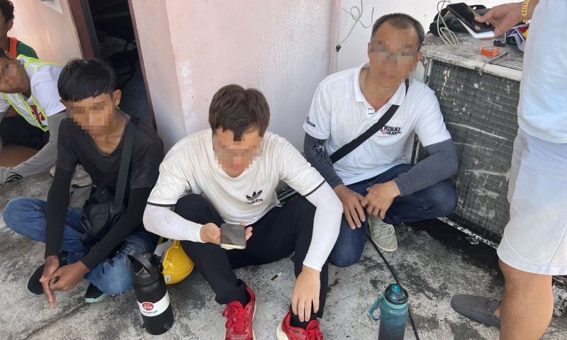 ตร.ทท.ภูเก็ตจับ 3 หนุ่มต่างชาติคาดาดฟ้า ทำงานผิดกฎหมายติดตั้งอุปกรณ์เคเบิลให้บริษัทจีน