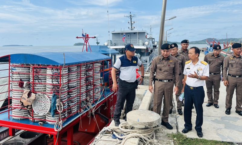 ’ฟ้าสางที่อันดามัน’ จับกุมเรือประมงสวมทะเบียน เจ็ทสกีเถื่อน ยาบ้าในเรือเกือบ 2 หมื่นเม็ด