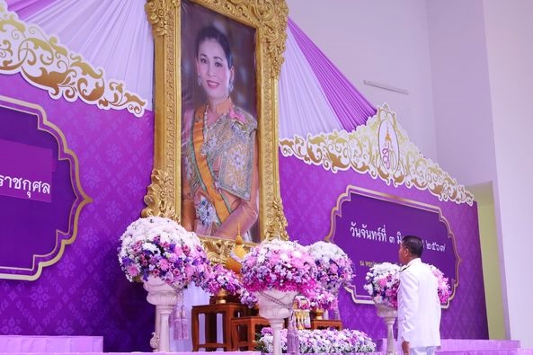 ภูเก็ตประกอบพิธีทำบุญตักบาตร ถวายพระราชกุศล ถวายพระพรสมเด็จพระนางเจ้า ฯ พระบรมราชินี