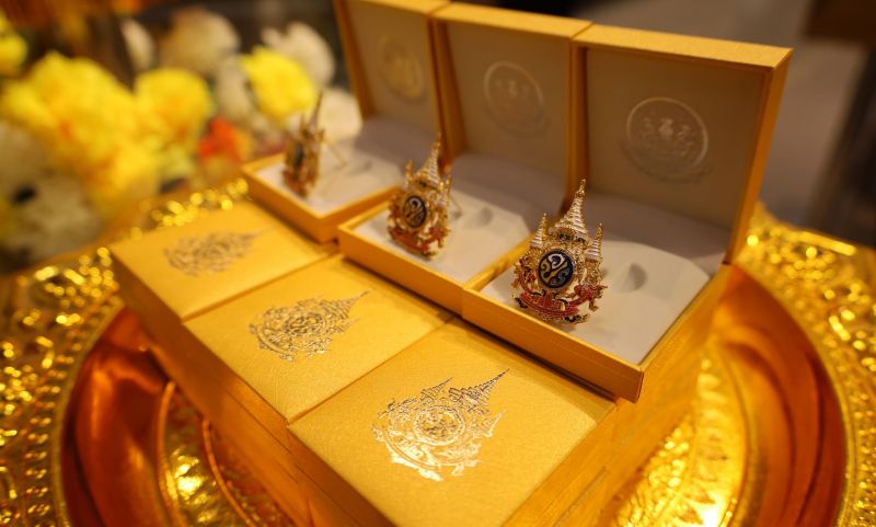 ผู้ว่าฯ เปิดจำหน่ายเข็มที่ระลึกตราสัญลักษณ์งานเฉลิมพระเกียรติพระบาทสมเด็จพระเจ้าอยู่หัว