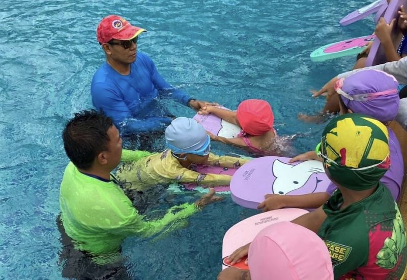 โรงเรียนร่วมกับเอกชนฝึกหัดหนูน้อยอนุบาล 3 ให้ว่ายน้ำเพื่อสุขภาพที่แข็งแรง