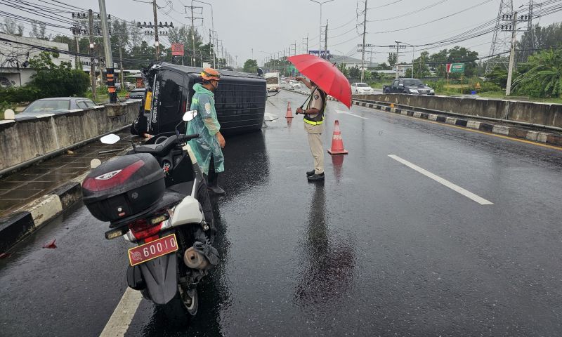 ฝนตกถนนลื่นรถตู้พร้อมผู้โดยสารสาวต่างชาติพลิกคว่ำข้ามเลนเฉี่ยวชนเสาไฟฟ้า