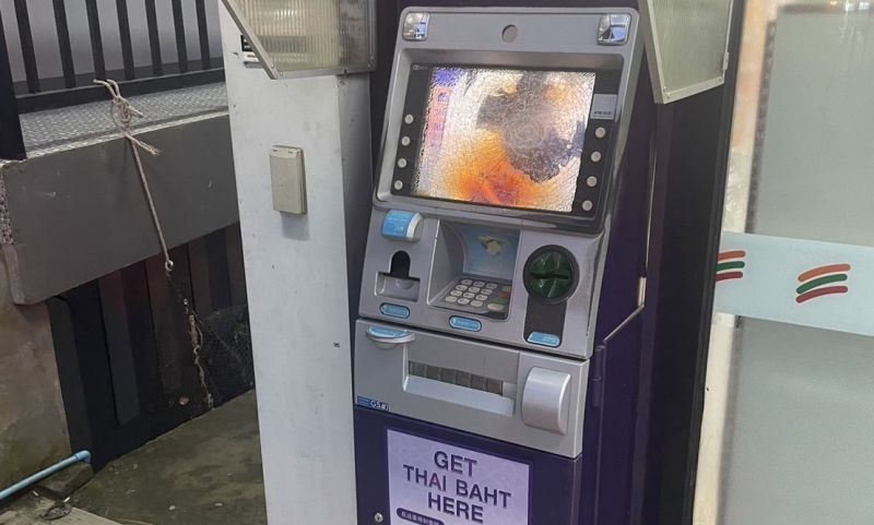 ตร.เร่งสืบสวน คนร้ายทุบตู้ ATM หน้าร้านสะดวกซื้อเสียหาย