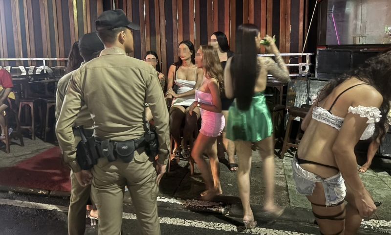 ป่าตองไม่แผ่ว สาวสองใช้ร่มทำร้ายร่างกายนักท่องเที่ยวชาวต่างชาติบาดเจ็บ