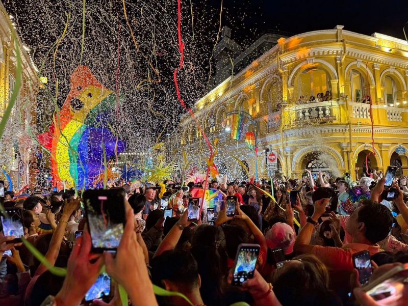 ภูเก็ตส่งท้าย Pride Month กับงาน ‘Discover Phuket Pride 2024’ คนแห่ร่วมเฉลิมฉลองนับหมื่น