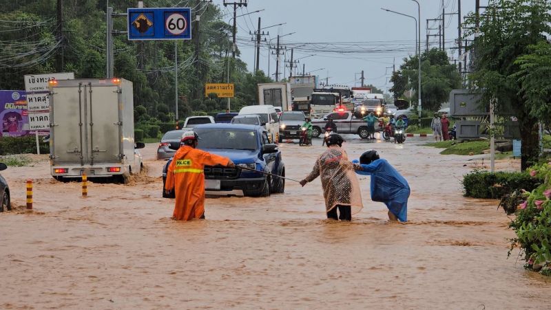 ภูเก็ตฝนถล่มต่อเนื่อง น้ำท่วมขังเกือบทั้งเกาะ