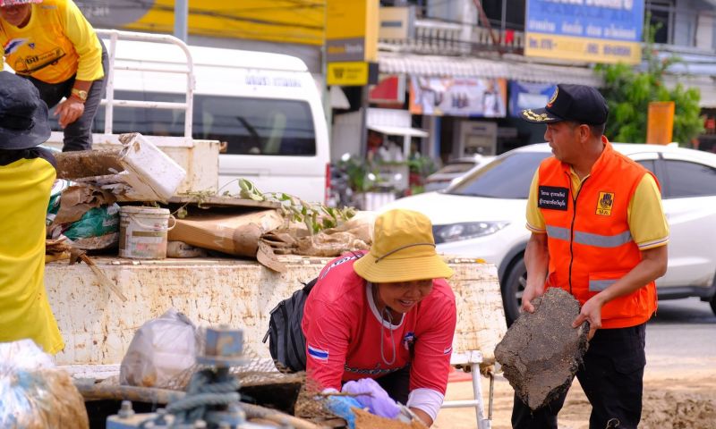 ผู้ว่าฯนำลงพื้นที่ทำความสะอาด สั่งท้องถิ่นเร่งสำรวจความเสียหาย เพื่อช่วยเหลือเยียวยา