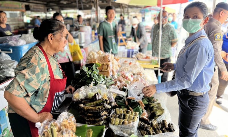 พาณิชย์ภูเก็ตลงตลาดฉำฉาให้ผู้ขายติดป้ายราคาให้ชัดเจน ป้องกันการเอาเปรียบผู้บริโภค