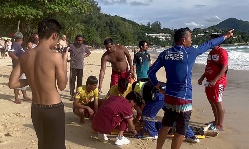 คลื่นซัด  ม.3 ลงเล่นน้ำฝ่าธงแเดงหาดสุรินทร์ช่วยเหลือ 3 สูญหาย 1 ราย
