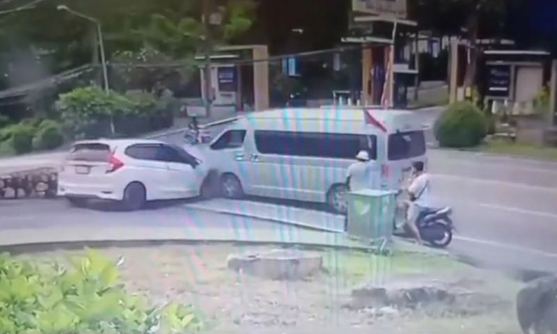 ถกสนั่น แบบนี้ใครผิด เปิดภาพรถตู้ขับทางตรงชนรถเก๋งออกจากซอย