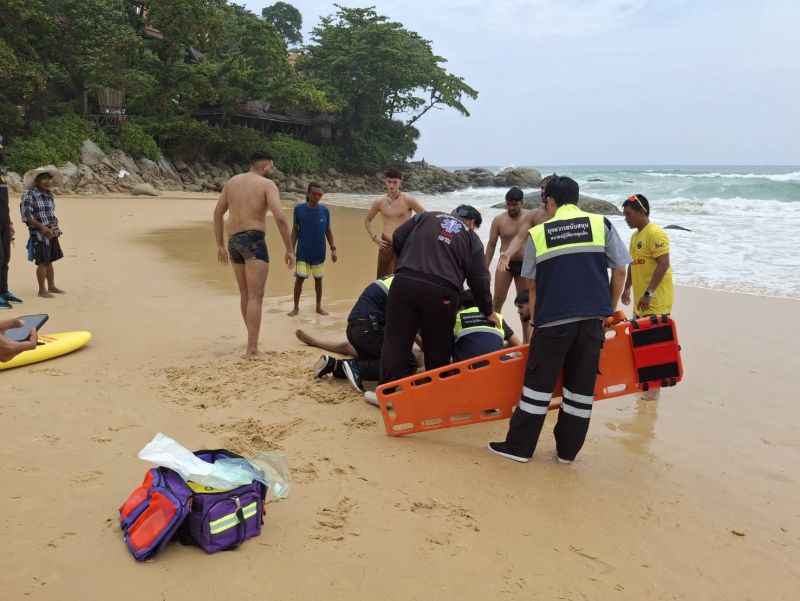 หนุ่มอินเดียอายุ 20 จมน้ำหาดกะรน ไลฟ์การ์ดช่วยนำตัวขึ้นฝั่งมาได้ เร่งนำส่ง รพ.