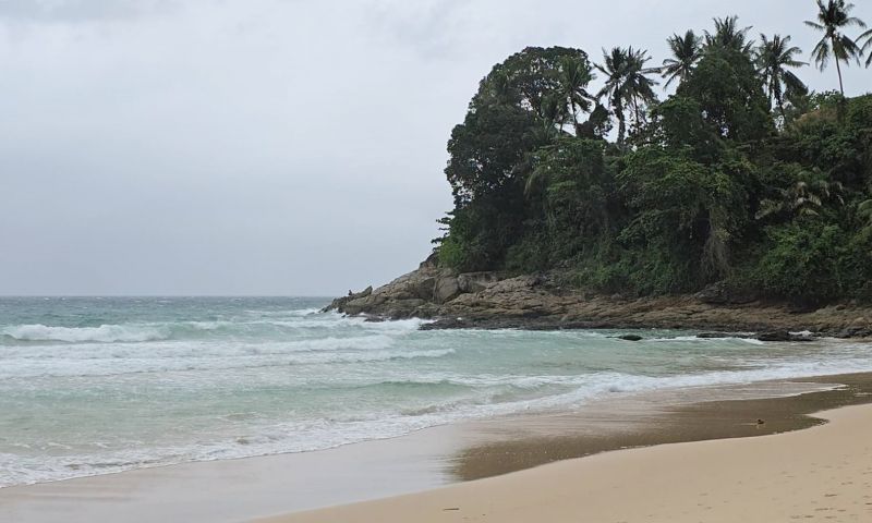 หนุ่มอินเดียลงเล่นน้ำกับกลุ่มเพื่อน จมน้ำเสียชีวิตหาดสุรินทร์