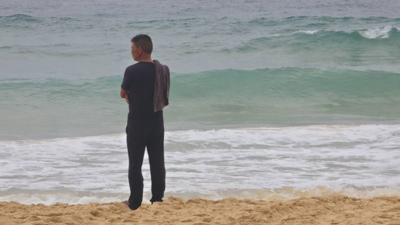 ยังไร้วี่แววชายชาวจีนฝ่าธงแดงลงเล่นน้ำจมหายหาดกะรน ครอบครัวนั่งรออย่างมีความหวัง
