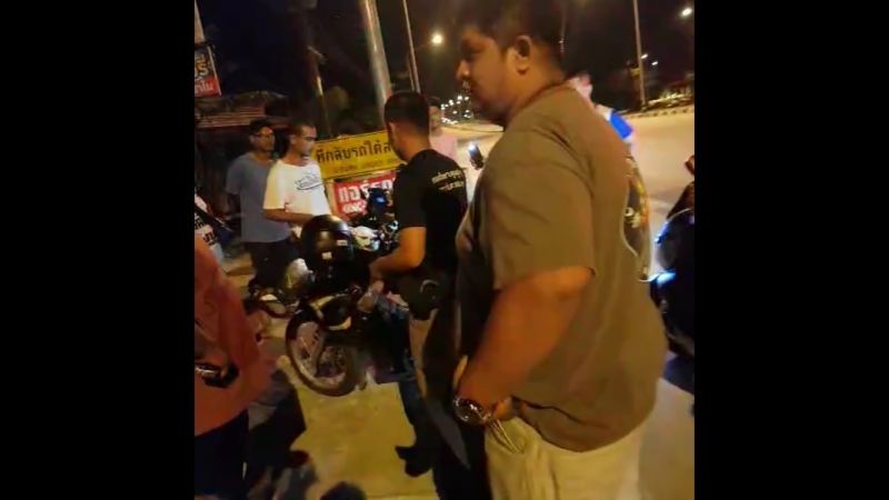 ชาวบ้านรุมเค้นหนุ่มต่างถิ่น หลังแอบดูสาวอาบน้ำภายในหมู่บ้าน