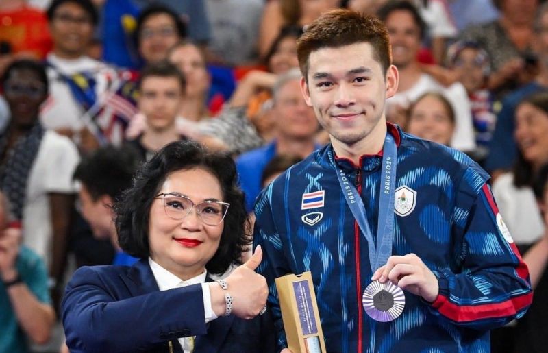 คุณหญิงปัทมามอบพิเศษ ’วิว กุลวุฒิ’ 1.5 ล้าน ร่วมยินดีสร้างประวัติศาสตร์หน้าใหม่แบดมินตันไทย