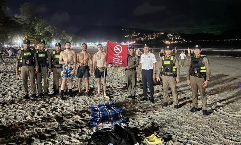 ชุดเดินเท้า สภ.ป่าตอง ดูแลความสงบเรียบร้อยบริเวณชายหาดและถนนสายบันเทิงยามค่ำคืน